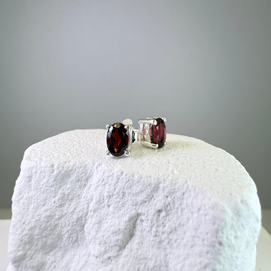 Laura - Garnet Studs